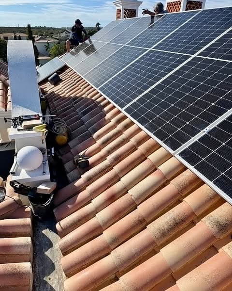 Instalação de painéis solares em telhado de telha