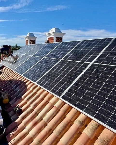 Painéis solares em cobertura de moradia — Visky