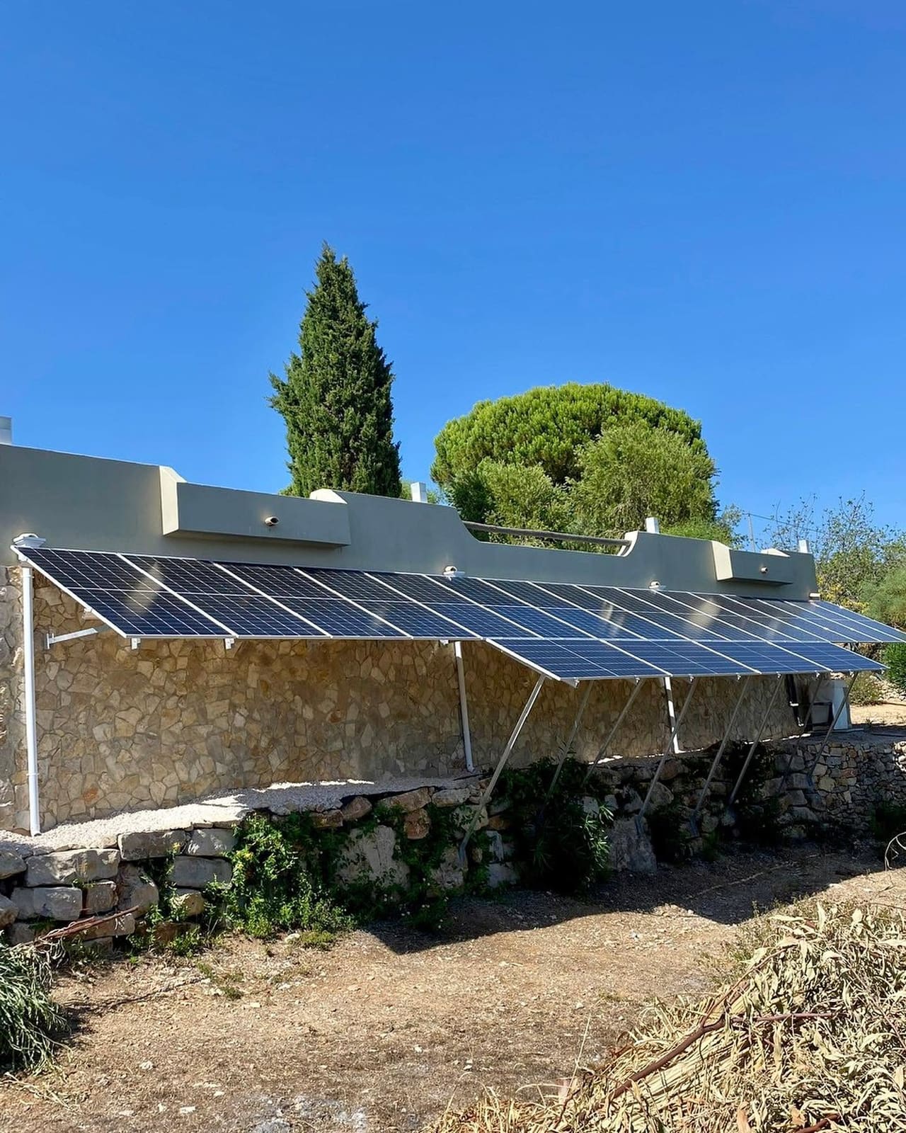 Estrutura de painéis solares montada no solo — Visky