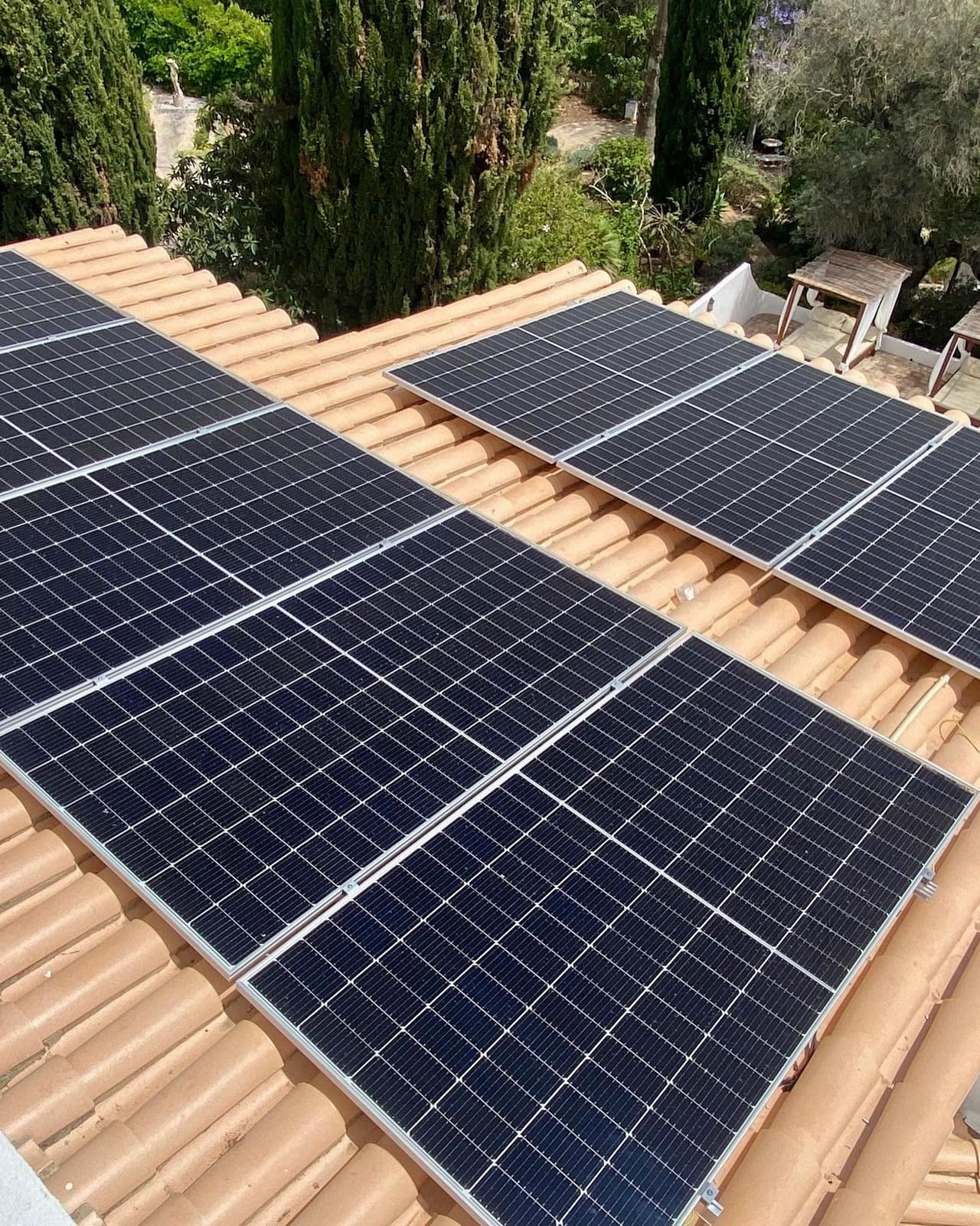 Painéis solares em moradia com jardim — Visky