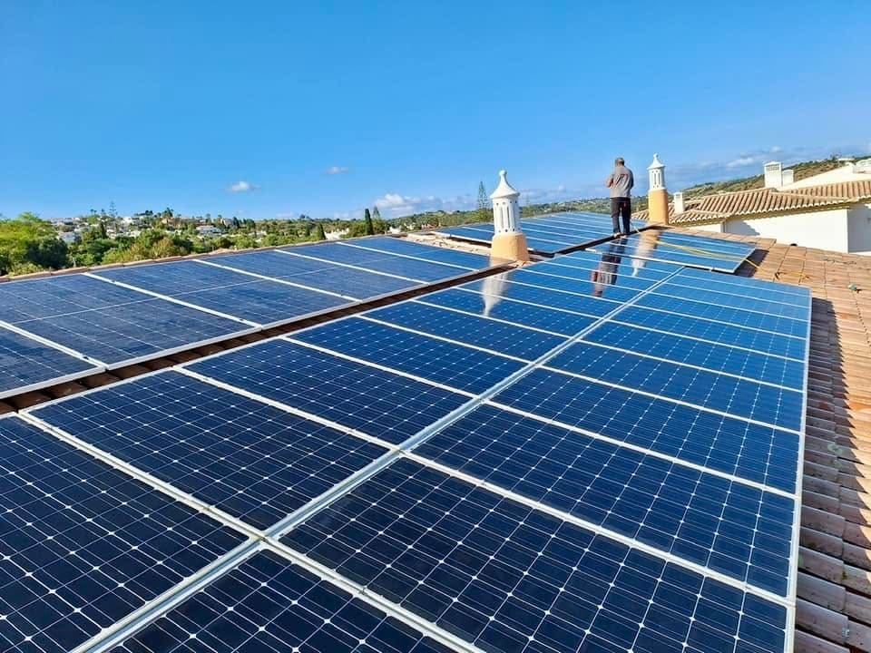 Grande instalação de painéis solares em telhado de moradia