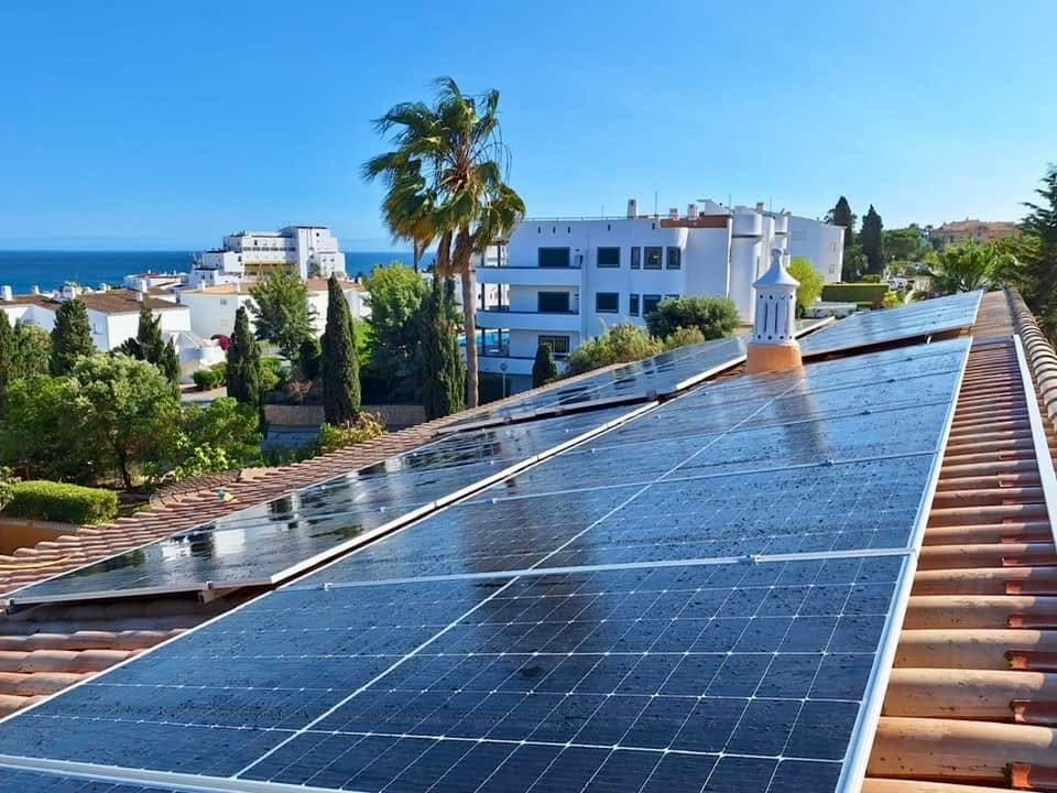 Painéis solares em cobertura com vista para o mar