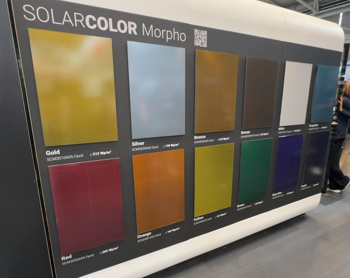 Muster farbiger Solarmodule in verschiedenen Ausführungen