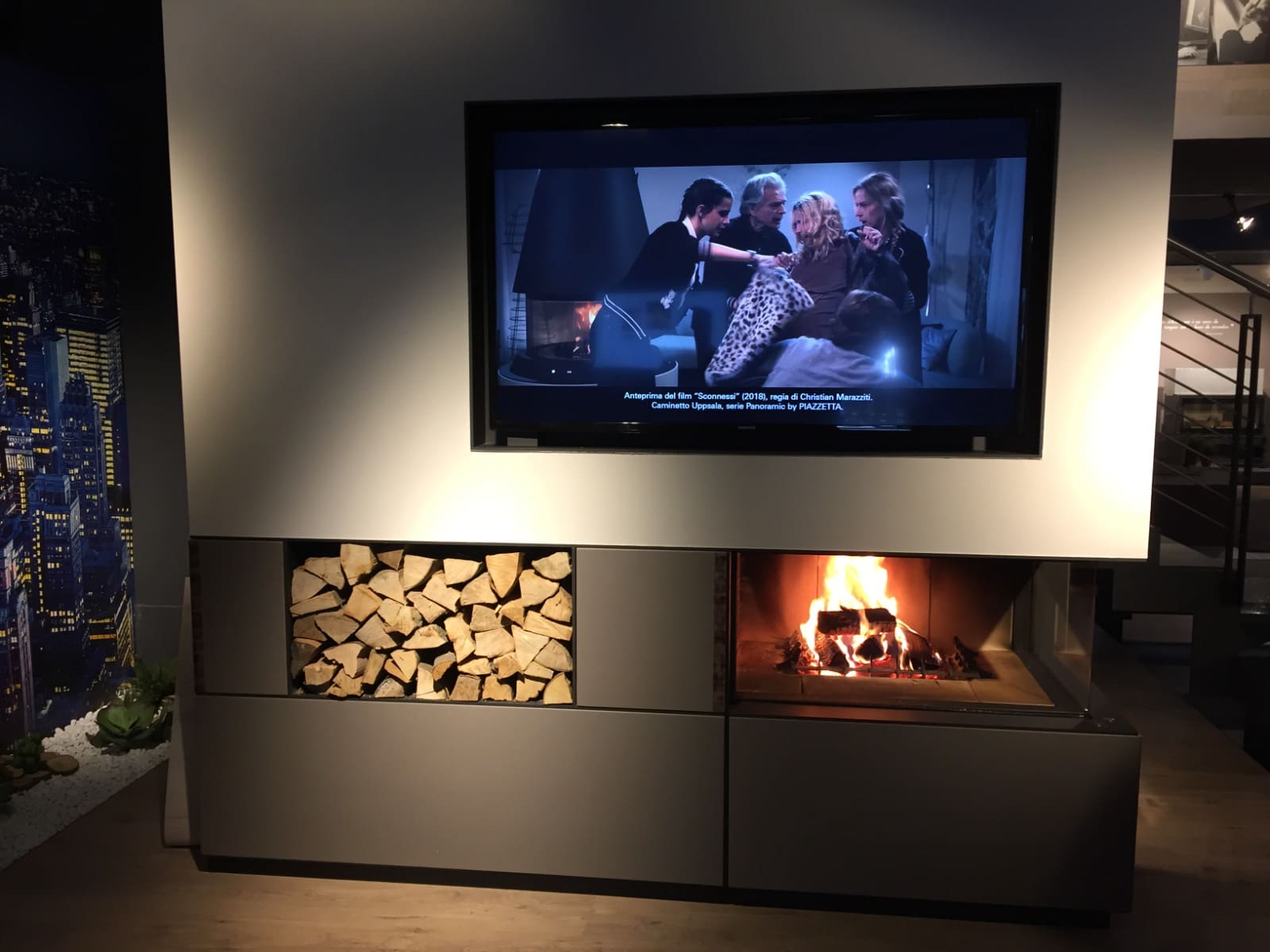 Piazzetta Panorama-Kamin mit Holzfach — Visky