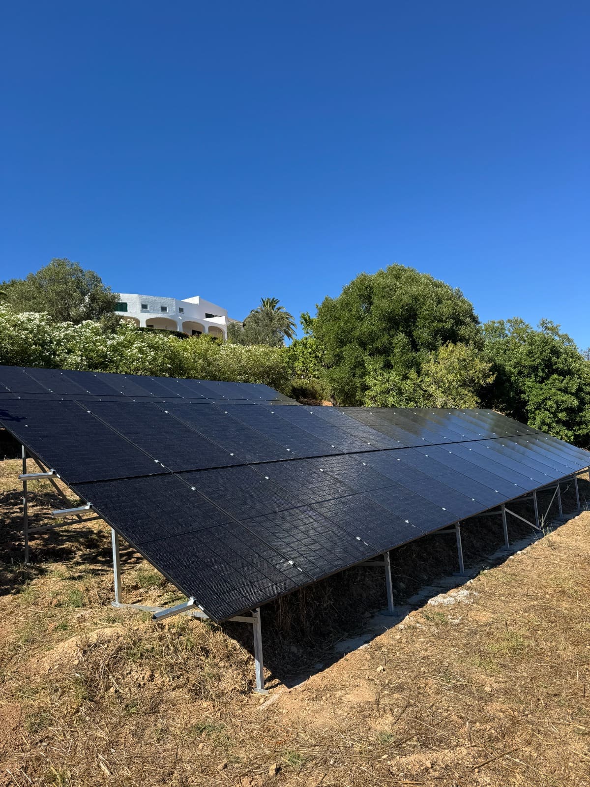 Bodenmontierte Solarmodule mit dem Haus im Hintergrund — Visky