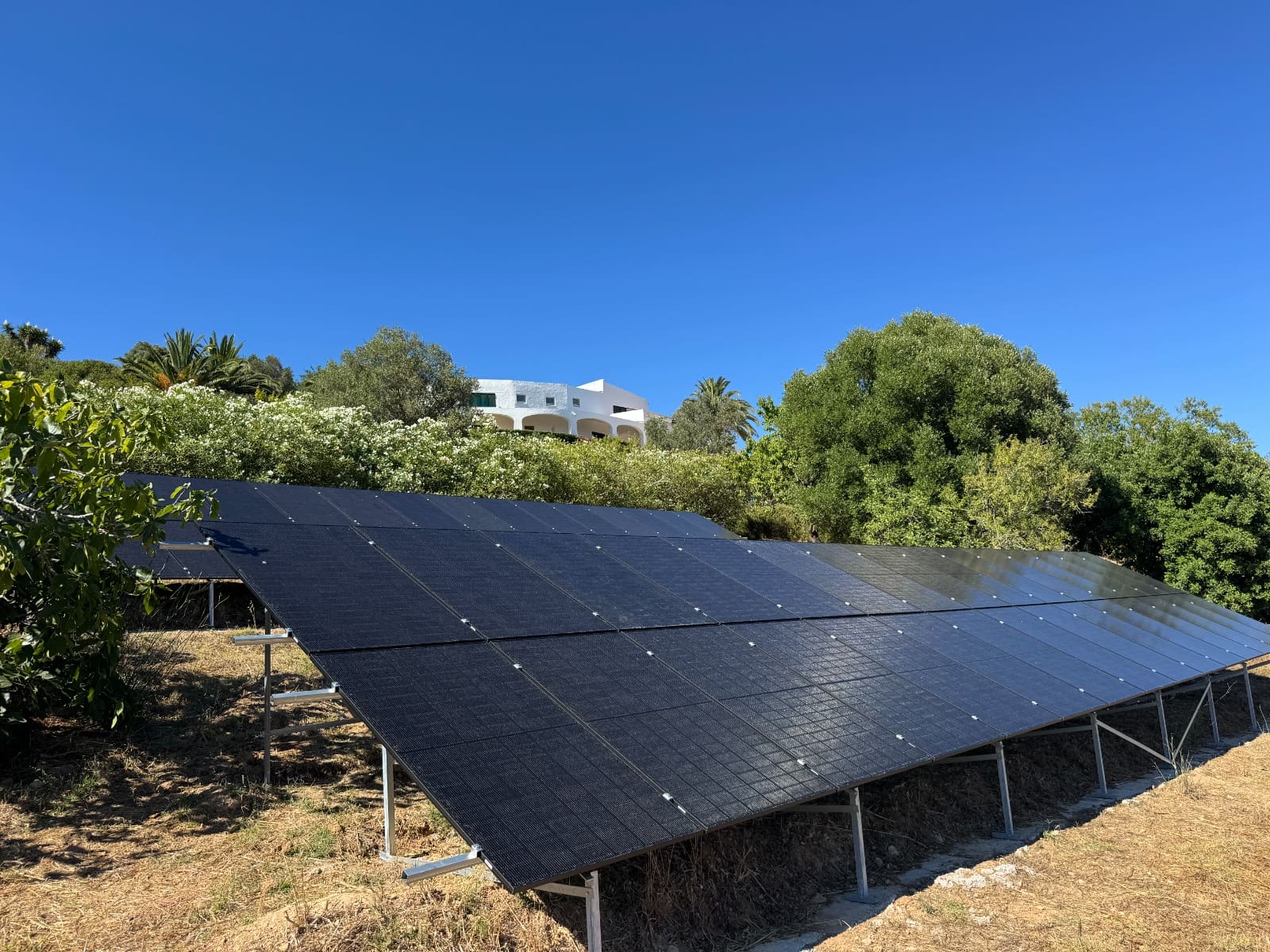 Solaranlage auf dem Boden neben einem Wohnhaus — Visky